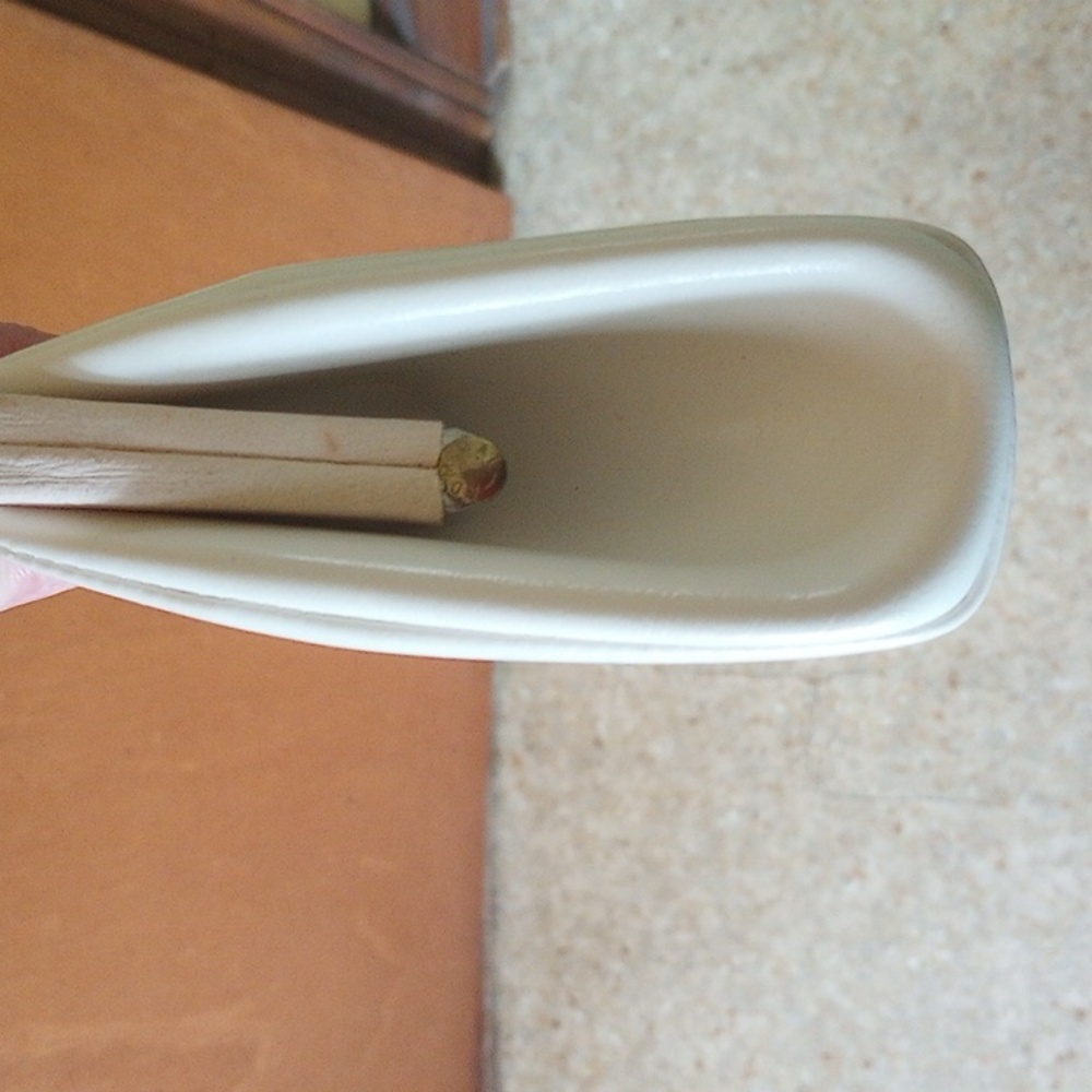 Vintage Cream Leather Clutch, Gold Hardware, Black Interior, Neutral. Leaf Clasp - Picture 4 of 4